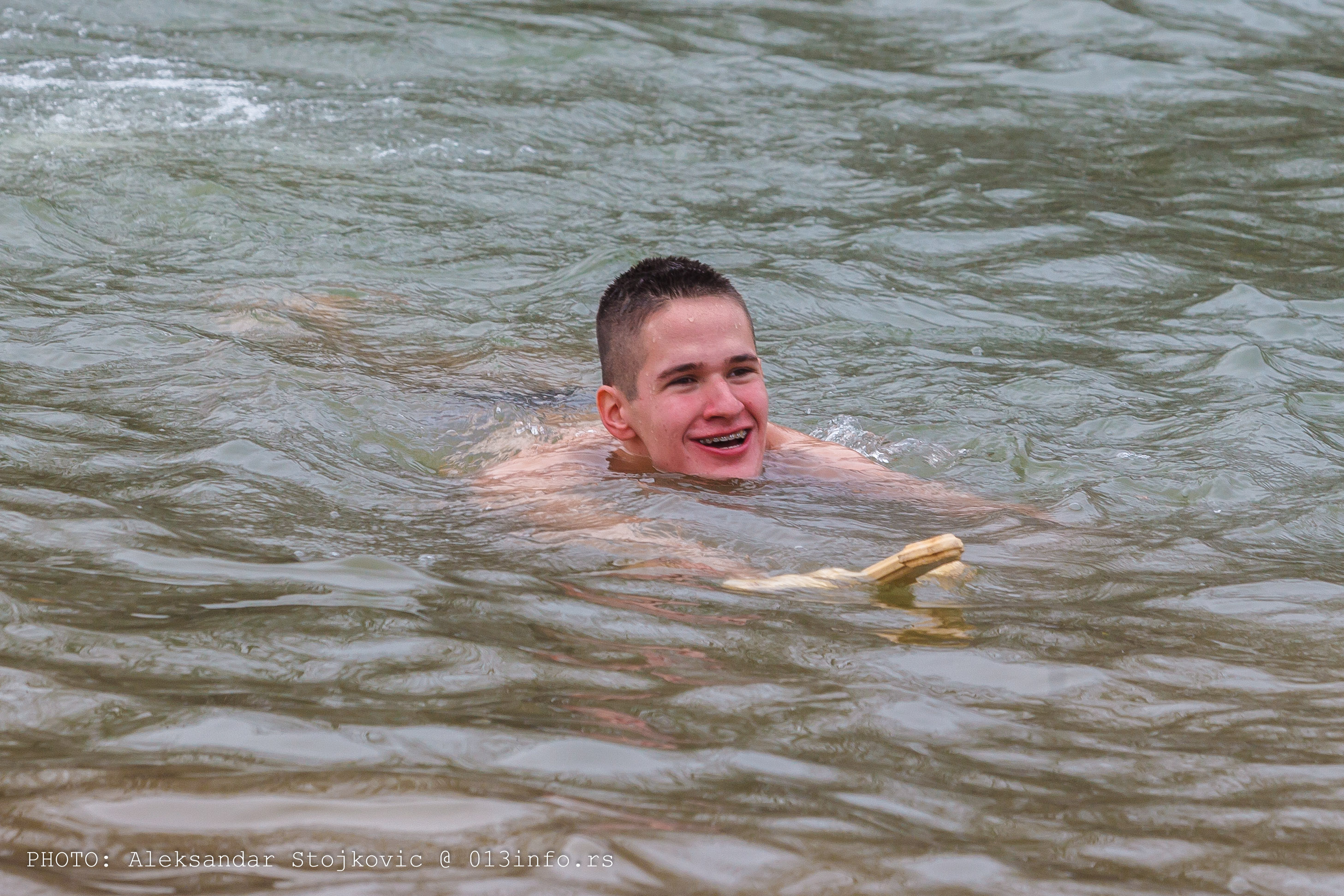 Miloš Mihajlović pliva sa časnim krstom