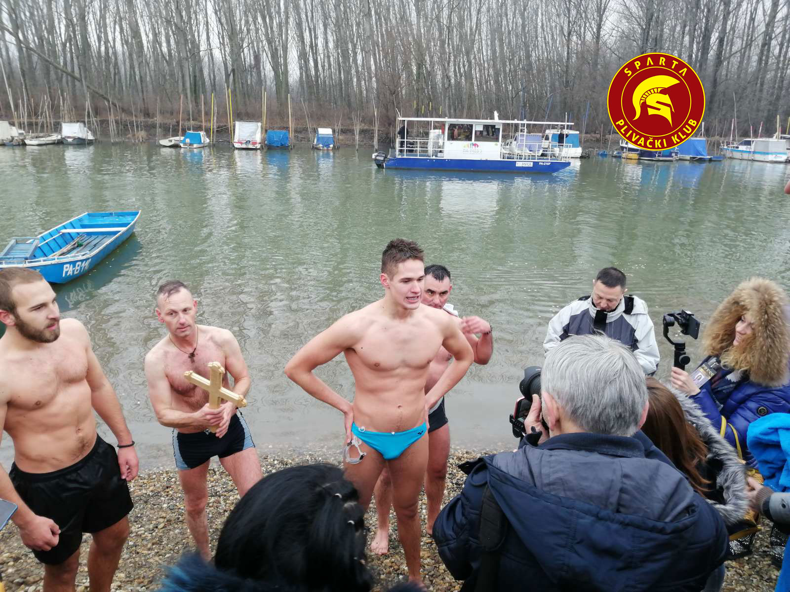 Miloš Mihajlović daje intervju novinarima nakon plivanja za časni krst